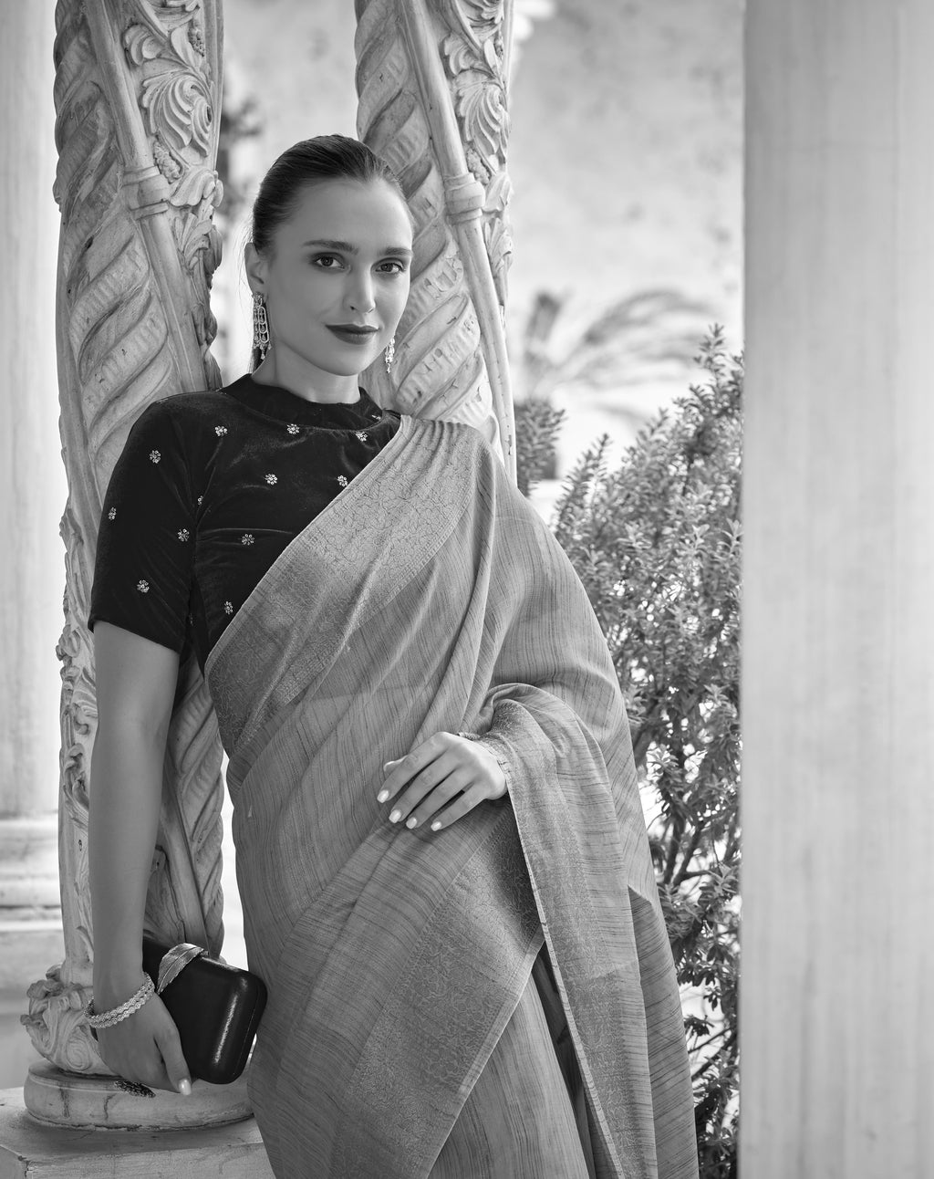 Unveiling the Grace of Tissue Linen Saree A Perfect Blend of Tradition & Elegance